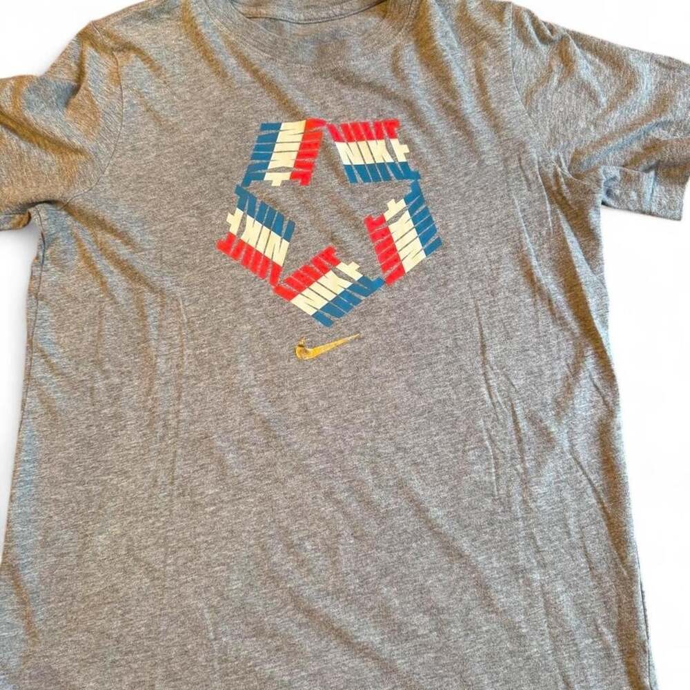 Nike The Nike Tee Standard Fit Graphic T-Shirt Grey Size L Youth